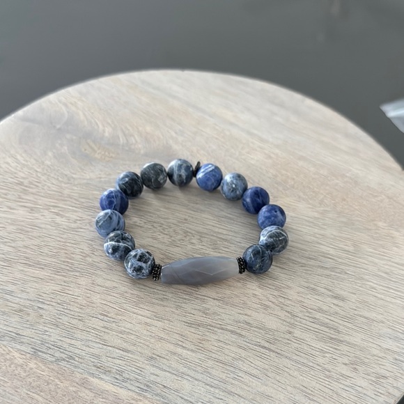 Marlyn Schiff NWOT Stone Stretch Blue and Gray Stone Beaded Bracelet - Picture 2 of 4